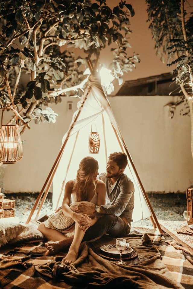 site de relacionamentos pessoas inteligentes - imagem de um casal feliz