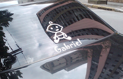 Você está se protegendo na internet e na vida em geral - adesivo de um bebê no carro com o nome Gabriel