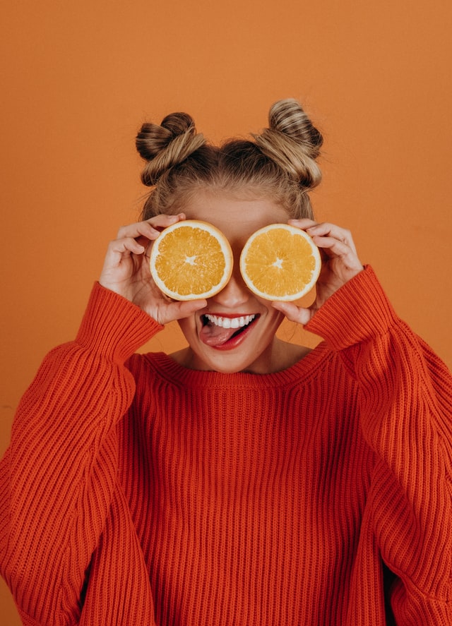 Todos somos inteiros não precisamos do outro para nos completar- imagem de mulher com duas metades de laranja sobre os olhos