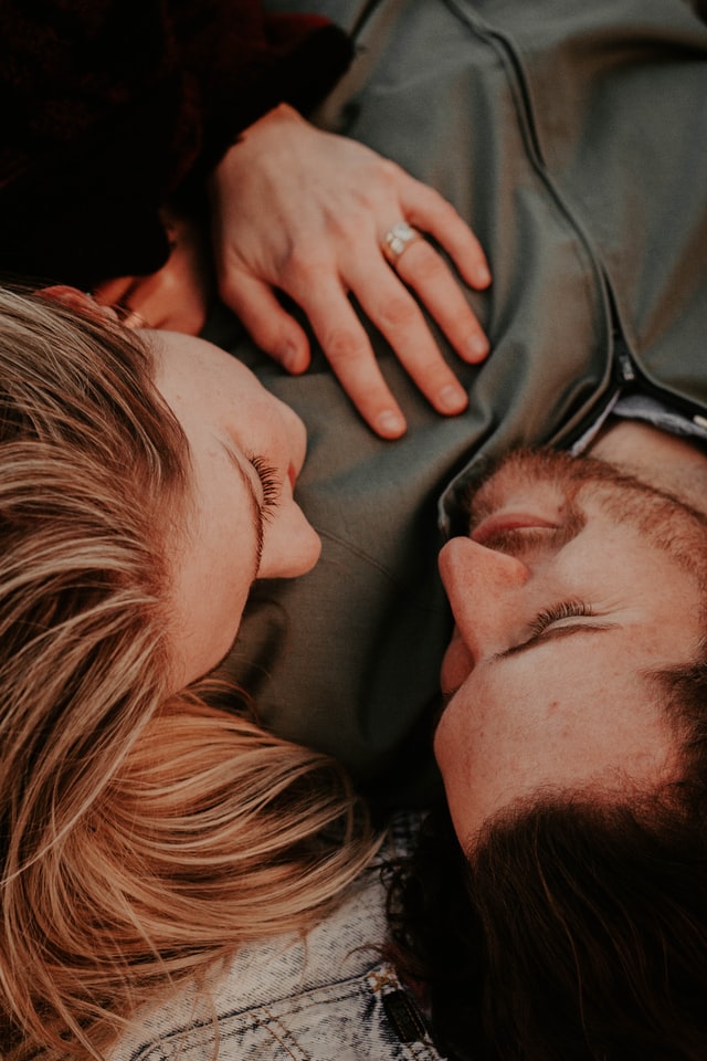 Site de relacionamentos para quem procura um segundo amor - casal traindo feliz