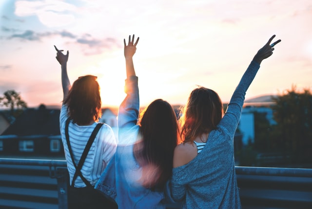 Dia dos solteiros 15 de agosto: amigos celebrando