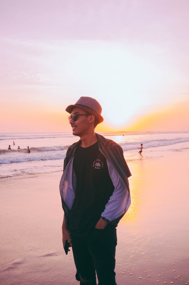 Fortalezenses são os homens que mais traem: imagem de um homem de chapéu na praia