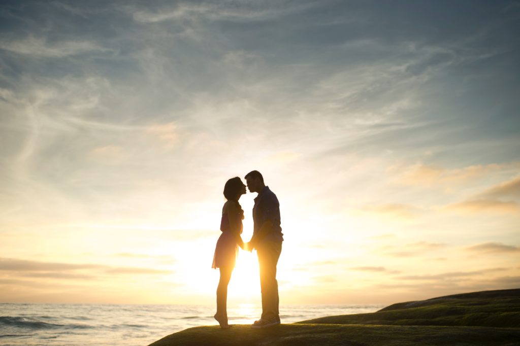 como faço para arrumar namorado? Casal se beijando na praia ao pôr do sol