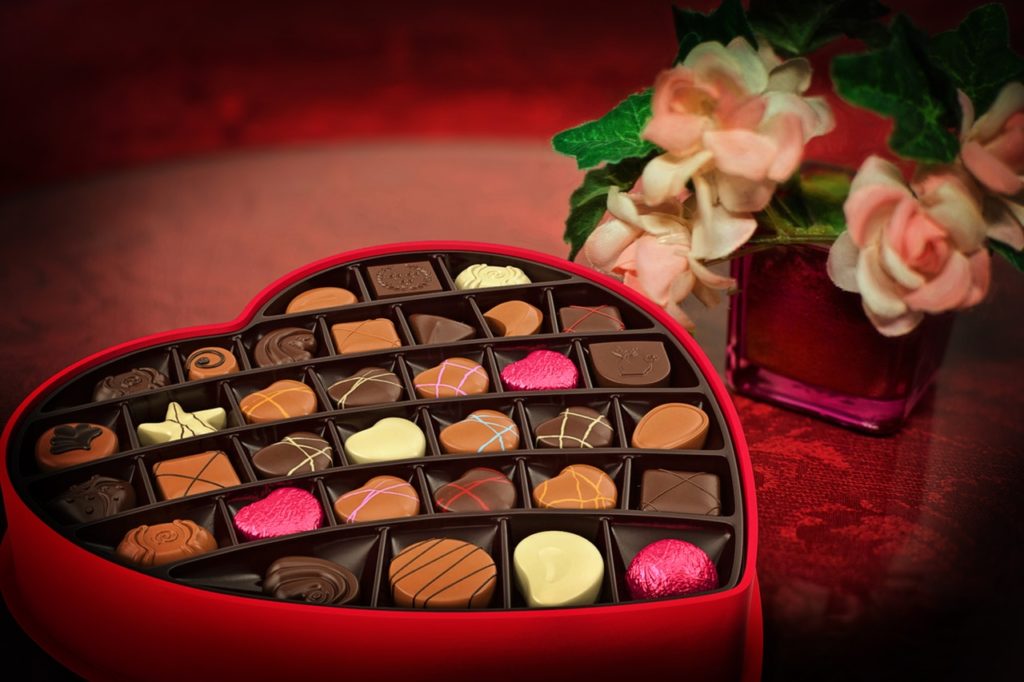Como conquistar uma mulher: compre flores e chocolates para ela