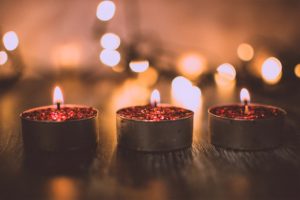 velas espalhadas pelo chão