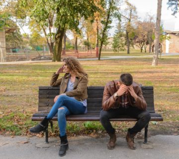 casal em banco de parque decepcionado por traição