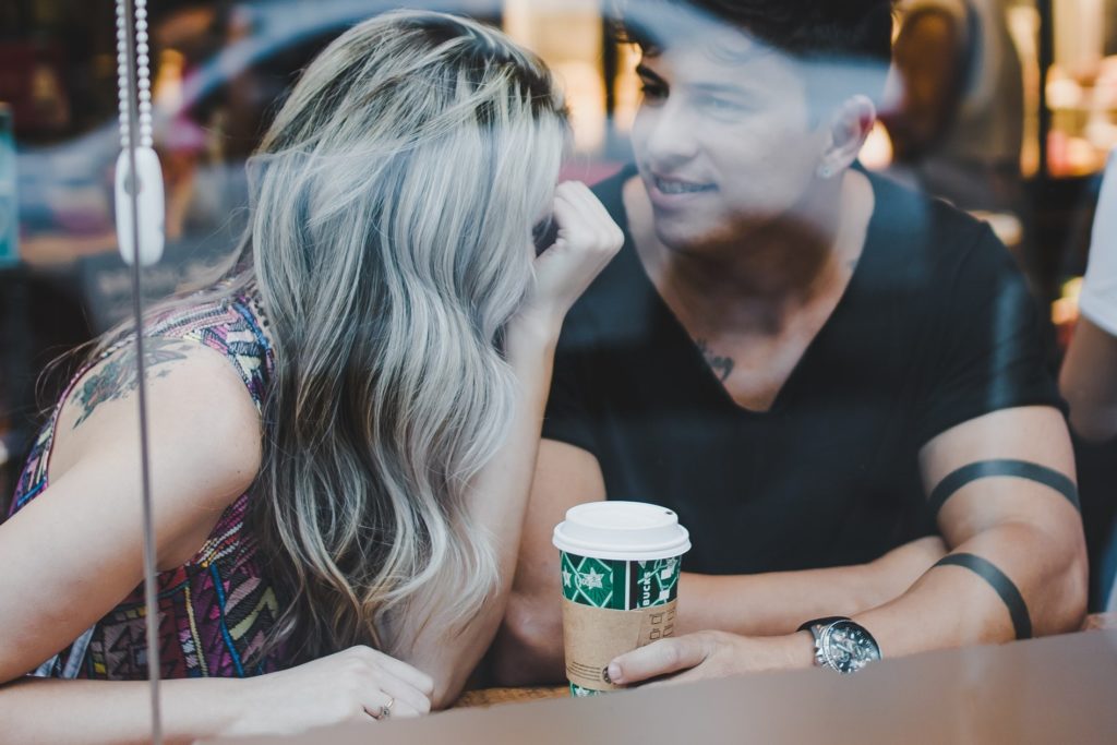 dicas para arrumar namorado pela internet: homem e mulher tomando café no primeiro encontro