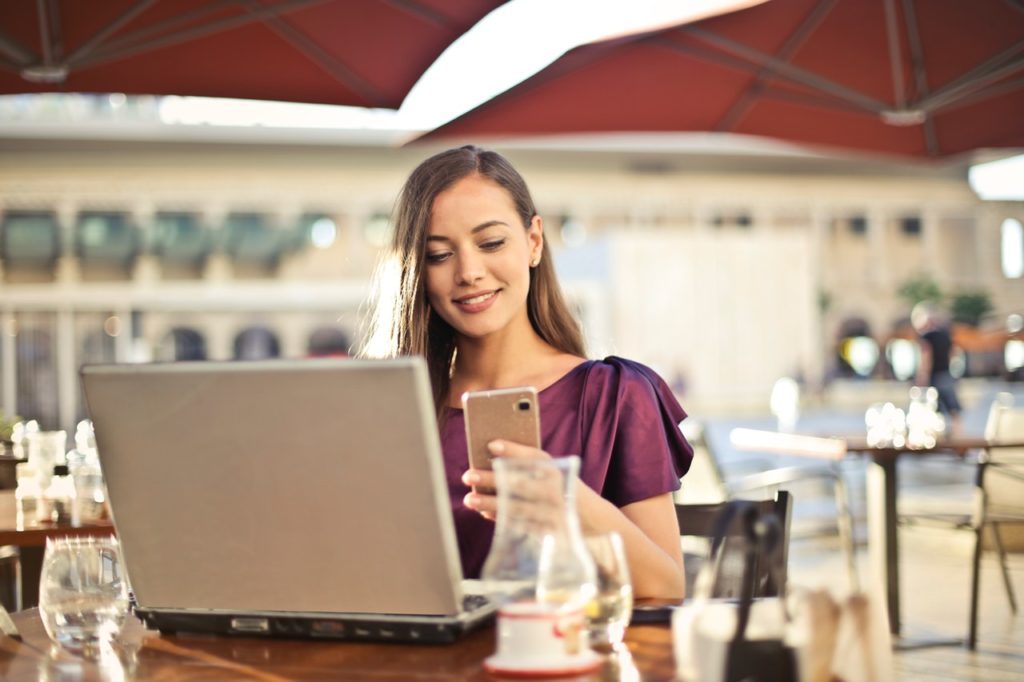 dicas para arrumar namorado pela internet: mulher buscando em sites ou aplicativos de paquera