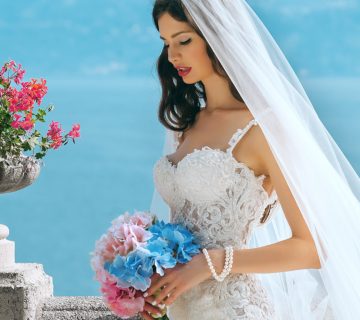 noiva pronta com vestido e buquê para se casar com ela mesma