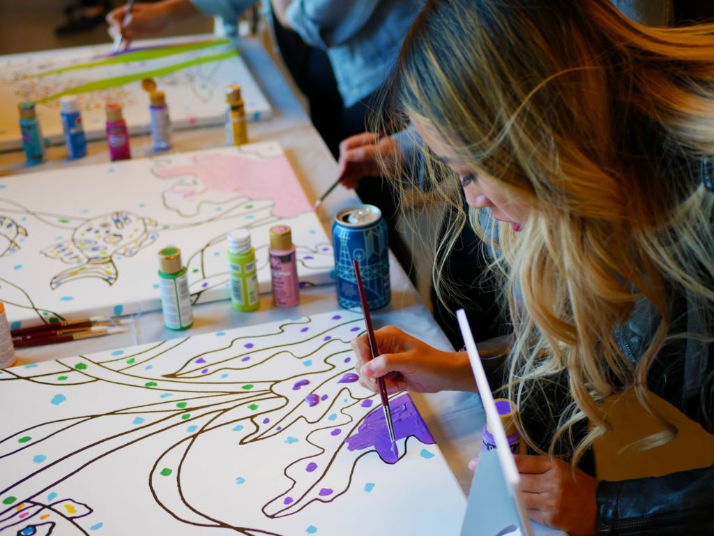 Como encontrar o amor depois dos 40 anos: ter um hobby - mulher fazendo aula de pintura
