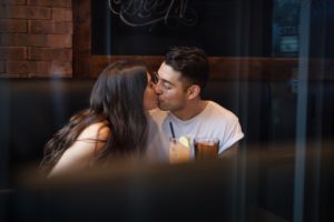 Primeiro encontro - casal se beijando num café