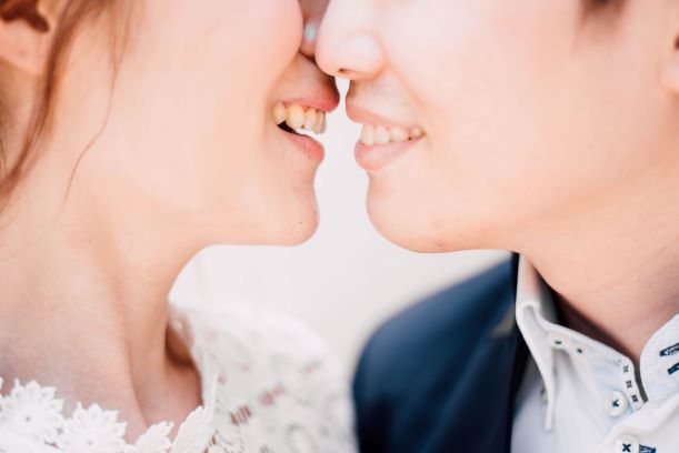 Namoro virtual dá certo: rostos de um casal feliz na iminência de um beijo