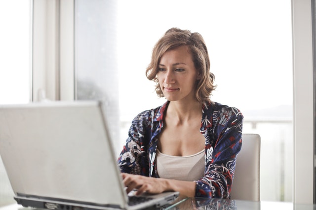 mulher com o laptop utilizando um site de relacionamento