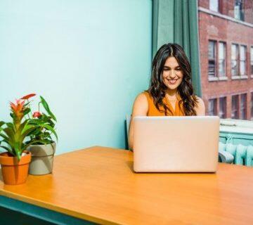 Site de relacionamento: dicas para preencher um perfil bacana - mulher mexendo no notebook