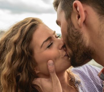 Diferença de idade - casal se beijando, mulher mais velha que o homem