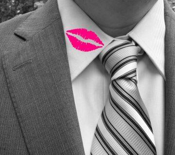 Como saber se estou sendo traída: homem com marca de beijo na gola