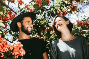 Como saber se ele está a fim - casal feliz, olhando um para o outro