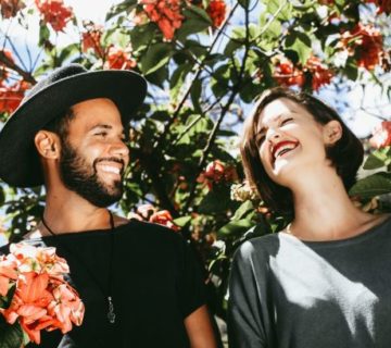 Como saber se ele está a fim - casal feliz, olhando um para o outro