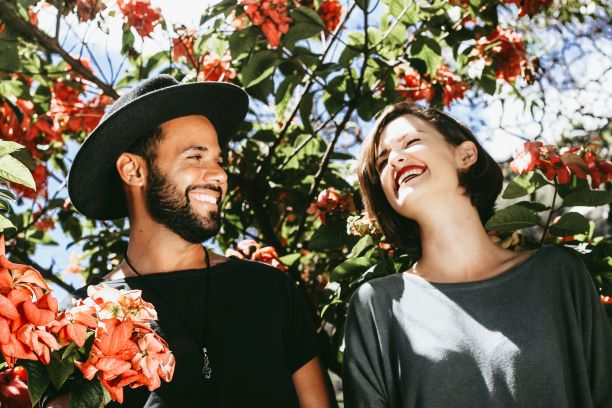 Como saber se ele está a fim - casal feliz, olhando um para o outro