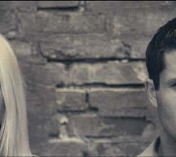 Medo de relacionamento sério: homem e mulher separados em foto preto e branco