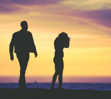 Quem traiu uma vez trairá sempre? Casal na praia, mulher com as mãos na cabeça, como se estivesse chorando