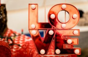 Dia dos Namorados na Quarentena: imagem de uma luminária escrito LOVE