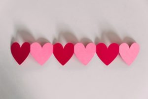 Dia dos Namorados na Quarentena: imagem de 6 post-its coloridos em formato de coração