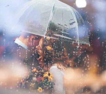 como saber se ele me ama - homem protegendo a mulher da chuva