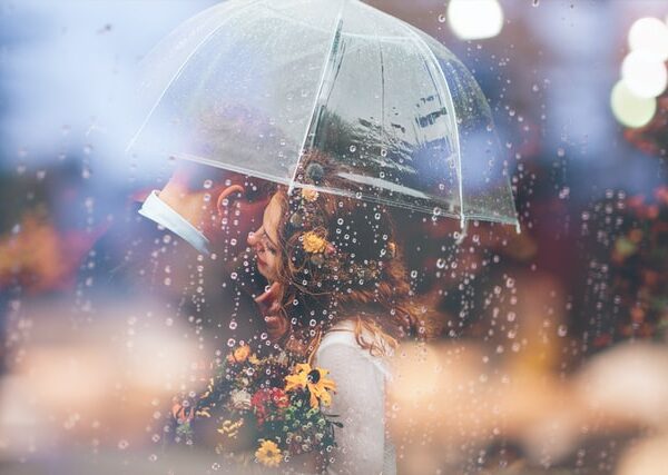 Como saber se ele me ama como saber se ele me ama - homem protegendo a mulher da chuva