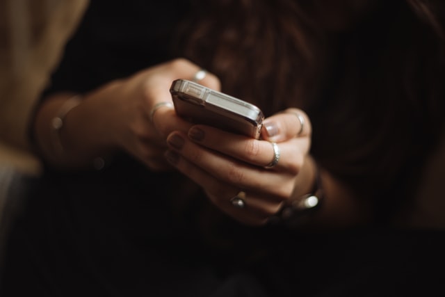 Ele me bloqueou no Whatsapp devo bloquear também? Mulher olhando o celular