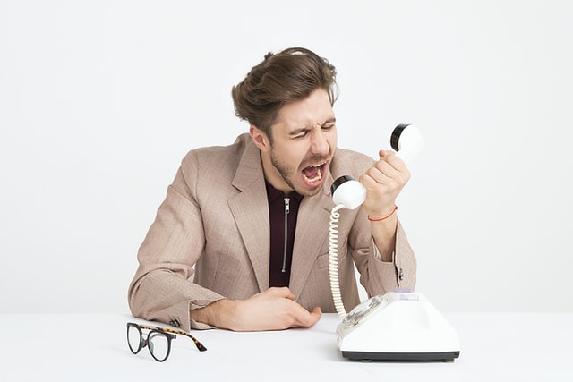 pessoas difíceis no relacionamento amoroso - homem berrando ao telefone