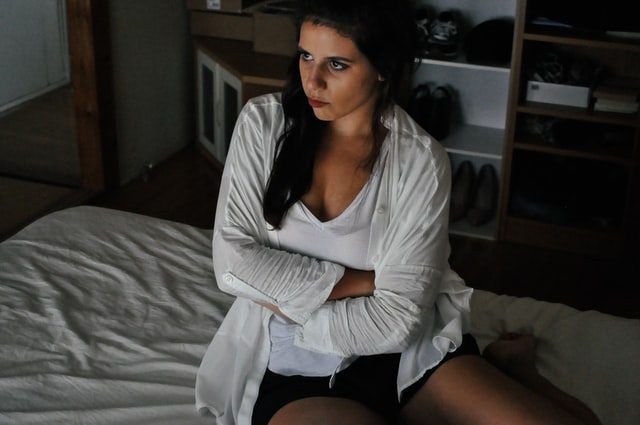pessoas difíceis no relacionamento amoroso - mulher com cara de irritada