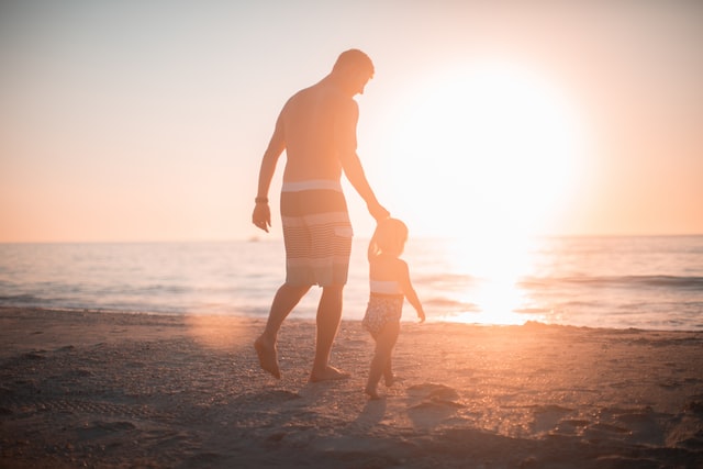 homem separdo: imagem de um homem com filho
