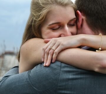 o poder do abraço: casal abraçado