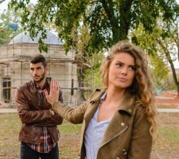 contato zero: mulher sinalizando ao homem para se afastar