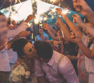 mini casamento - noivos passando embaixo dos amigos, como na quadrilha de festa junina