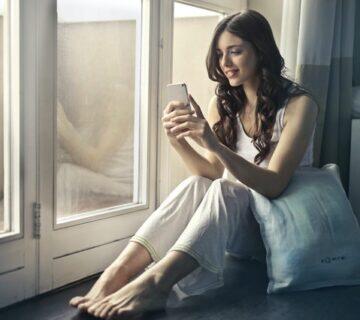 bumble - mulher segurando o celular e sorrindo