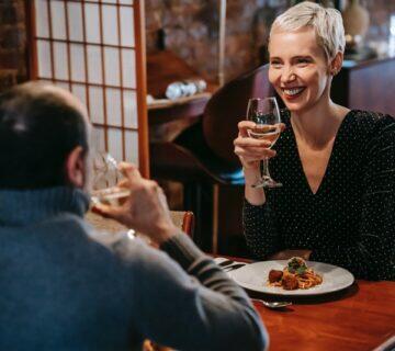 como conquistar um homem mais velho: moça jovem jantando com um homem mais velho