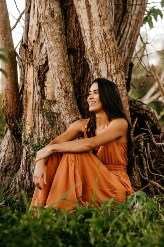 mulher sorrindo descontraída