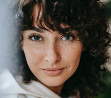 como ser mais atraente: rosto de mulher cheia de sardas