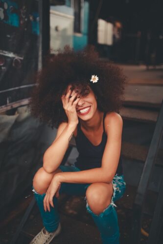 mulher atraente: mulher sorrindo feliz