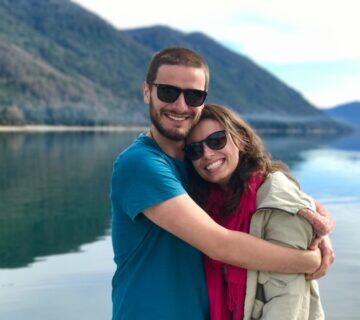 Diferença entre amor e paixão: casal abraçado sorrindo