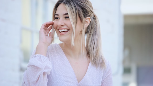 elogios para mulheres: mulher loira sorrindo