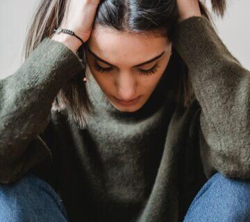 ele demonstra interesse e depois some: mulher com as mãos na cabeça, como se estivesse triste